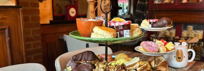 Sfeerfoto met verschillende etageres met daarop hapjes