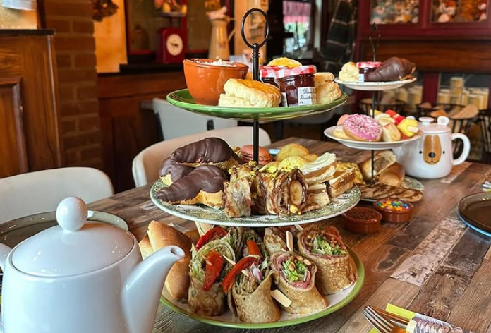 Sfeerfoto met verschillende etageres met daarop hapjes